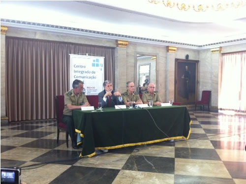 Representantes das Forças Armadas e o ministro da Defesa, Celso Amorim, durante coletiva sobre a operação militar na Rio+20 (Foto: Rodrigo Vianna/G1)