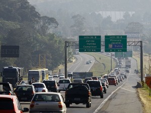 Motoristas enfrentavam lentidão nas rodovias que ligam SP ao interior no feriado prolongado (Foto: Luís Moura/AE)