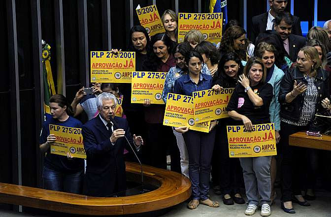 Líder do governo, Arlindo Chinaglia, fala em meio às servidoras policiais no Plenário./Luis Macedo/Câmara dos Deputados